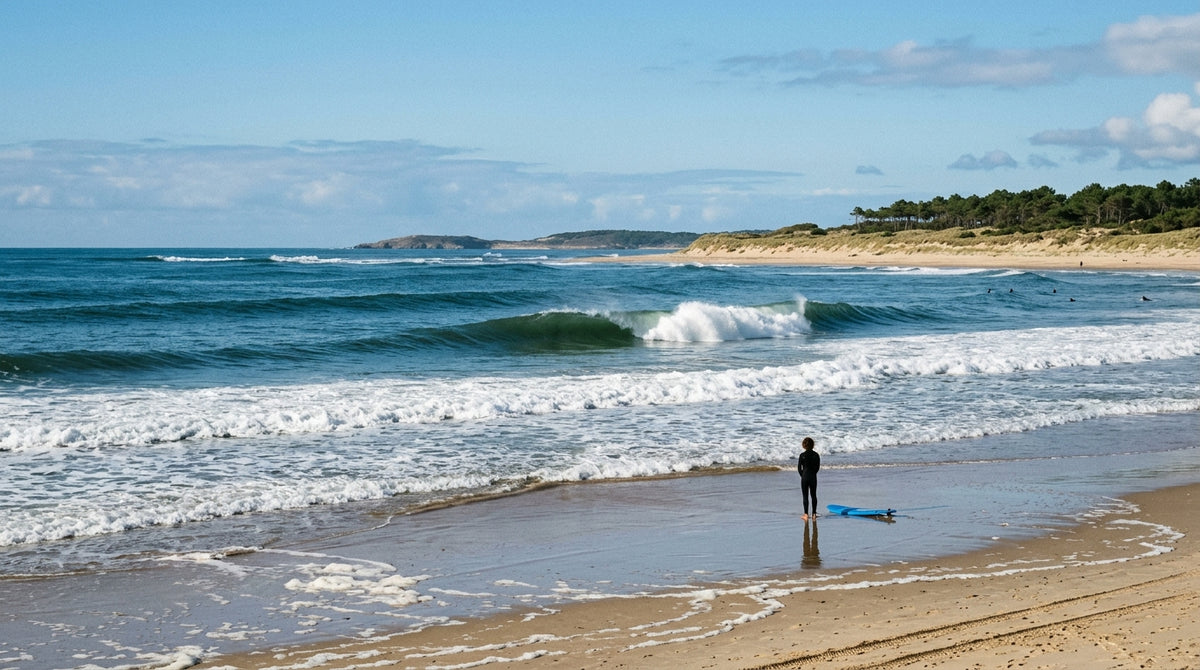 surfeur au loin qui observe les lignes de vagues avant d entrer, plage des Landes