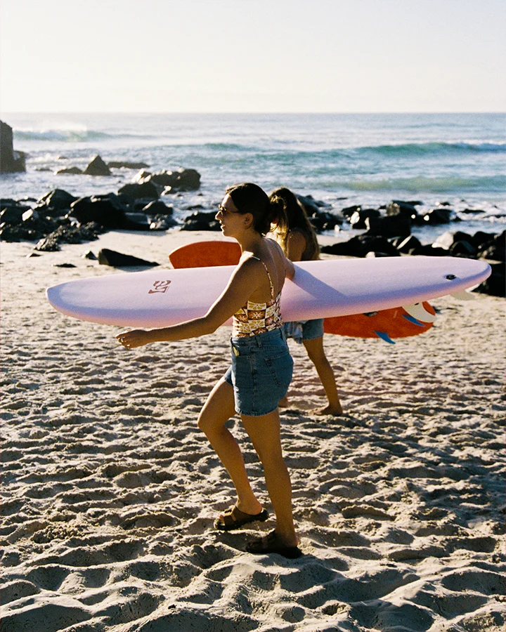 Surfeur intermédiaire en manoeuvre sur une planche de surf en mousse