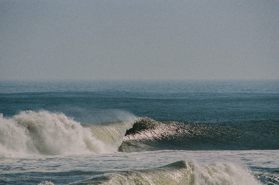 Pic et épaule d’une petite vague qui commence à déferler