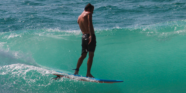 Surfeur en action sur une planche de surf en mousse